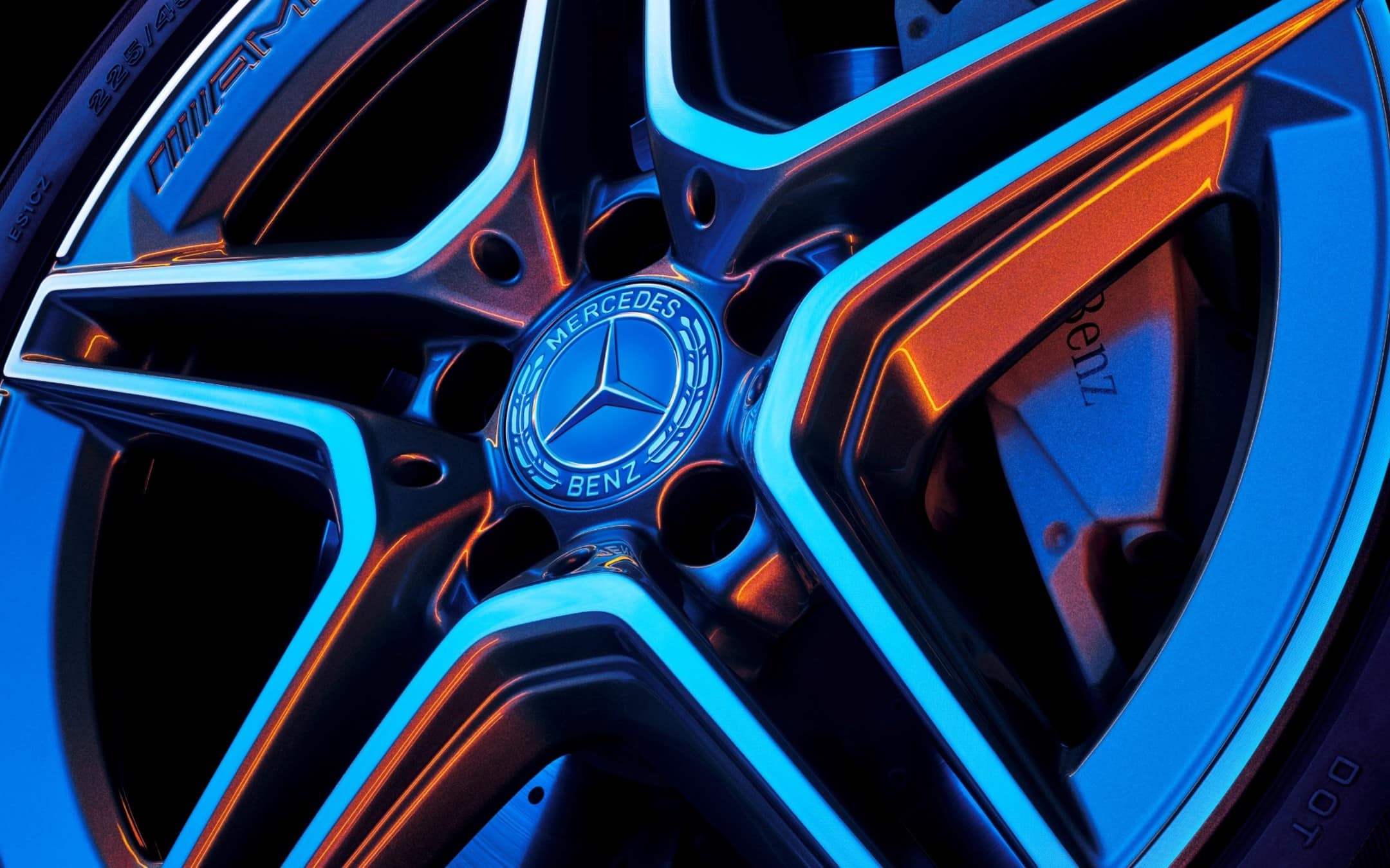 Data Lovers Mercedes-Benz Logo auf einer glĂ€nzenden Autofelge â Symbol fĂŒr QualitĂ€t und Innovation.